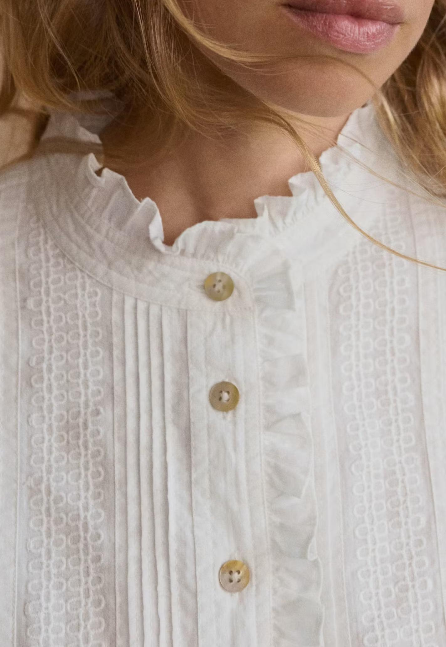 Ruffle-neck broderie blouse
Fine cotton