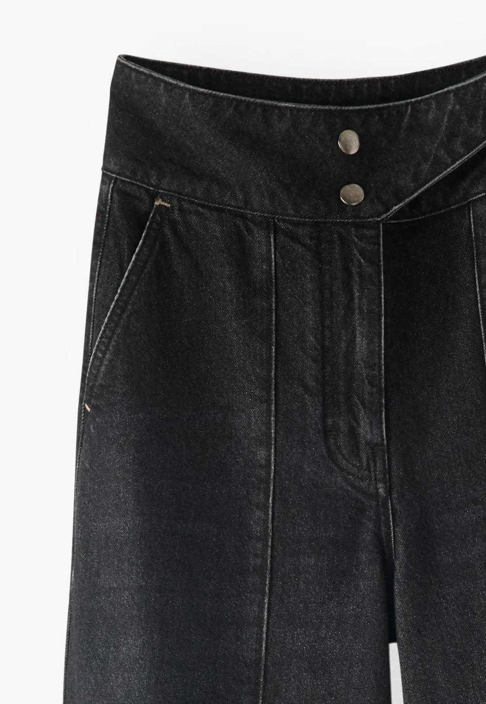 Wide-leg jeans
Recycled cotton