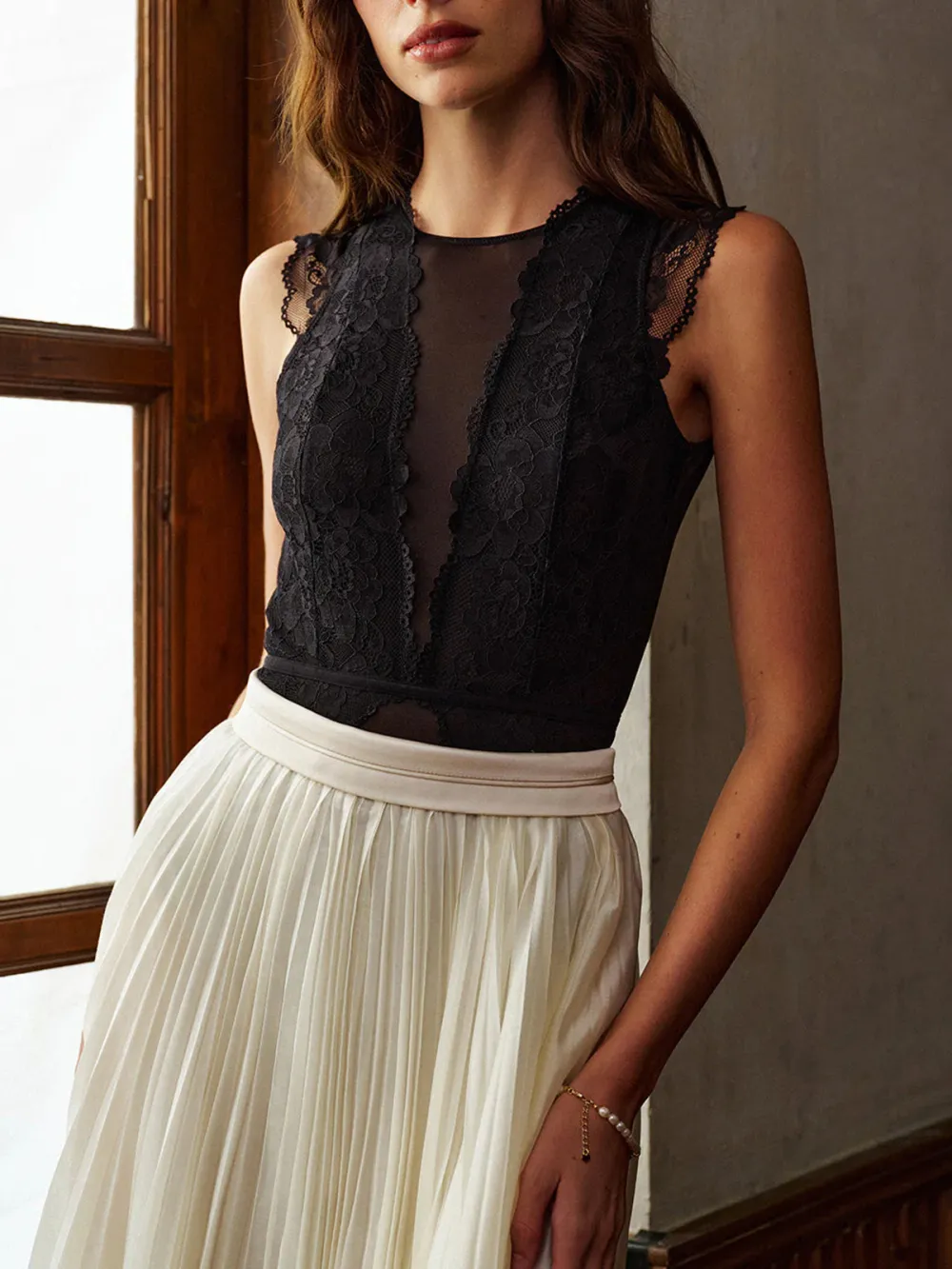 Patchwork Lace Crew Neck Sleevelss Bodysuit