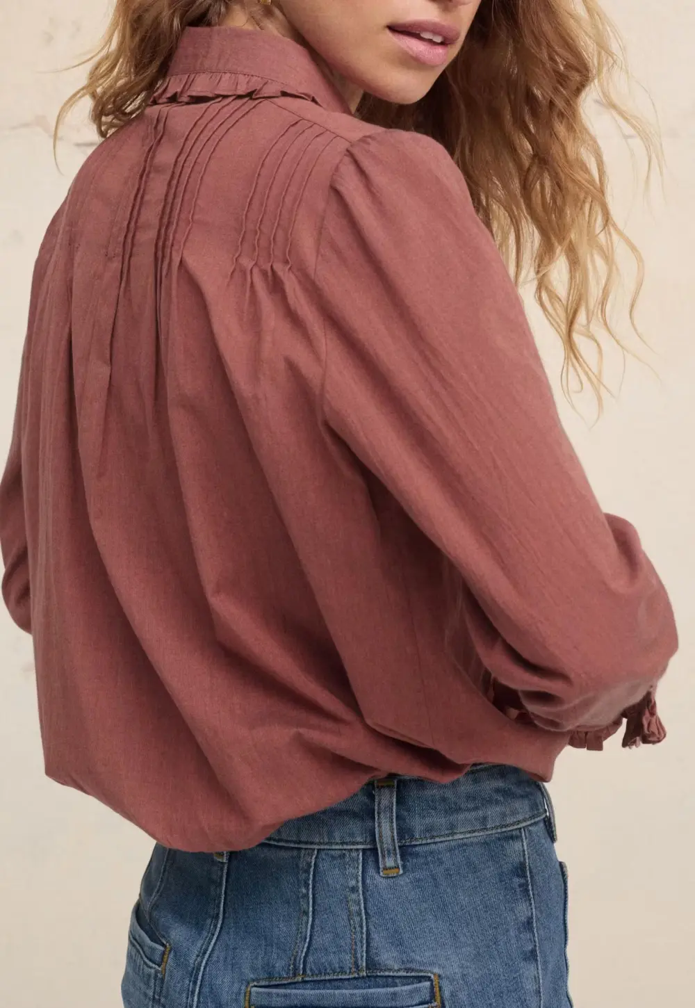 Pleated chambray blouse
Fine cotton