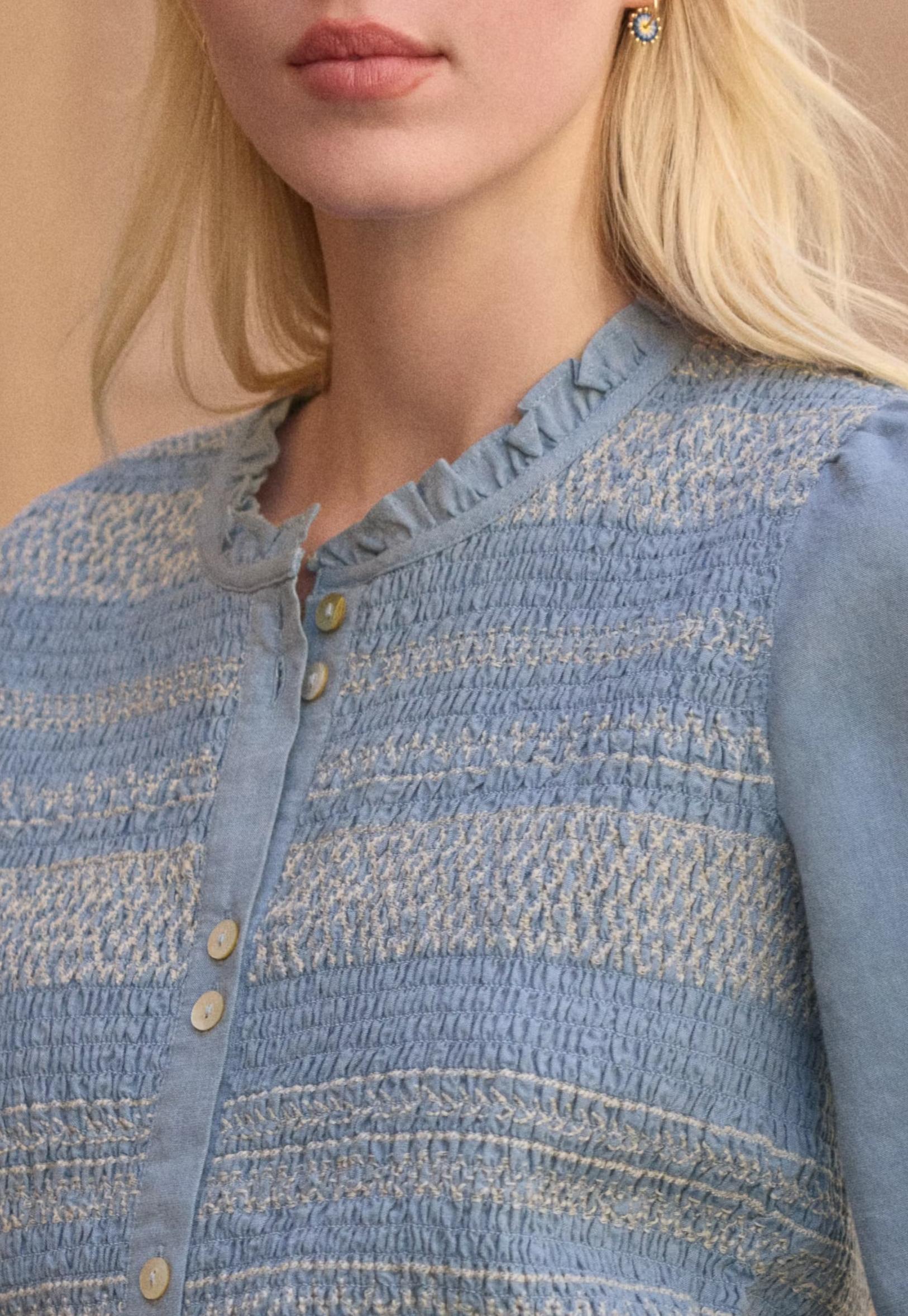 Chambray shirring blouse
Fine cotton