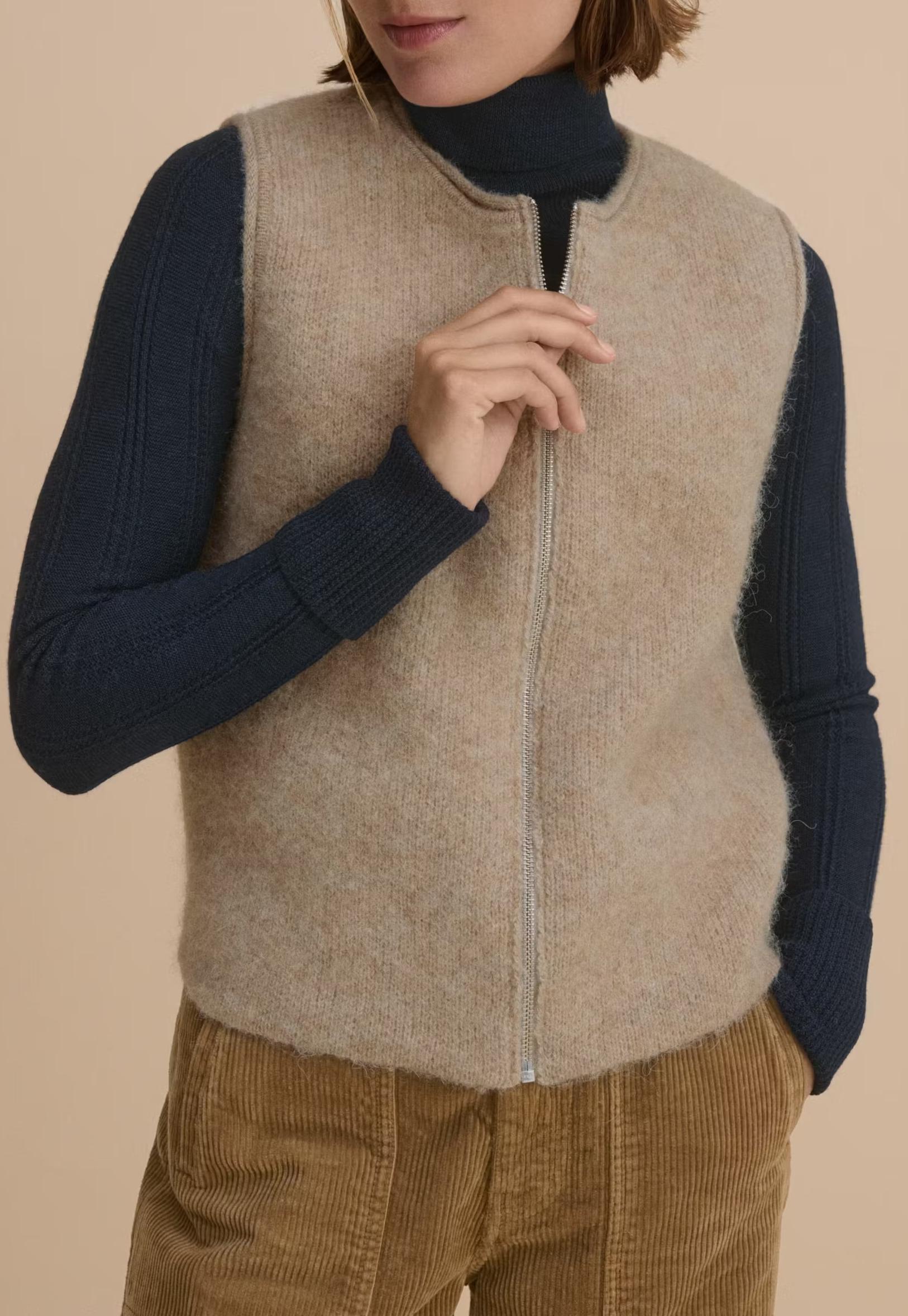 Knitted gilet
Alpaca & merino wool blend