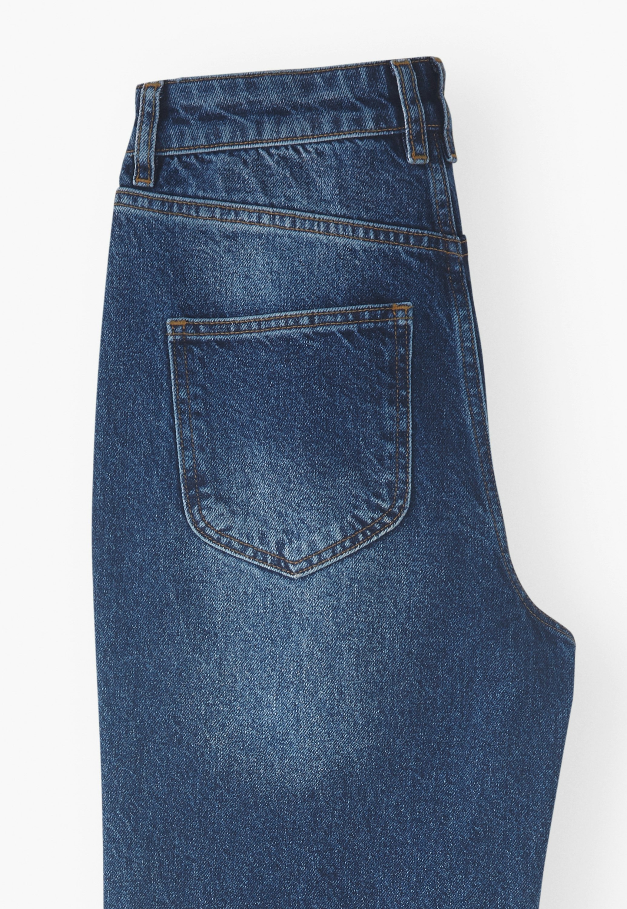 Let-down hem jeans
Recycled cotton