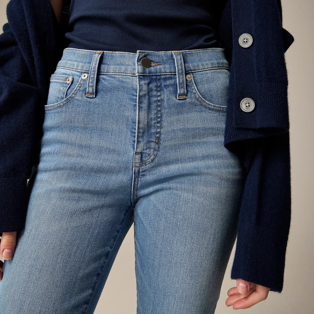 Mid-rise cropped kickout jean super-stretch