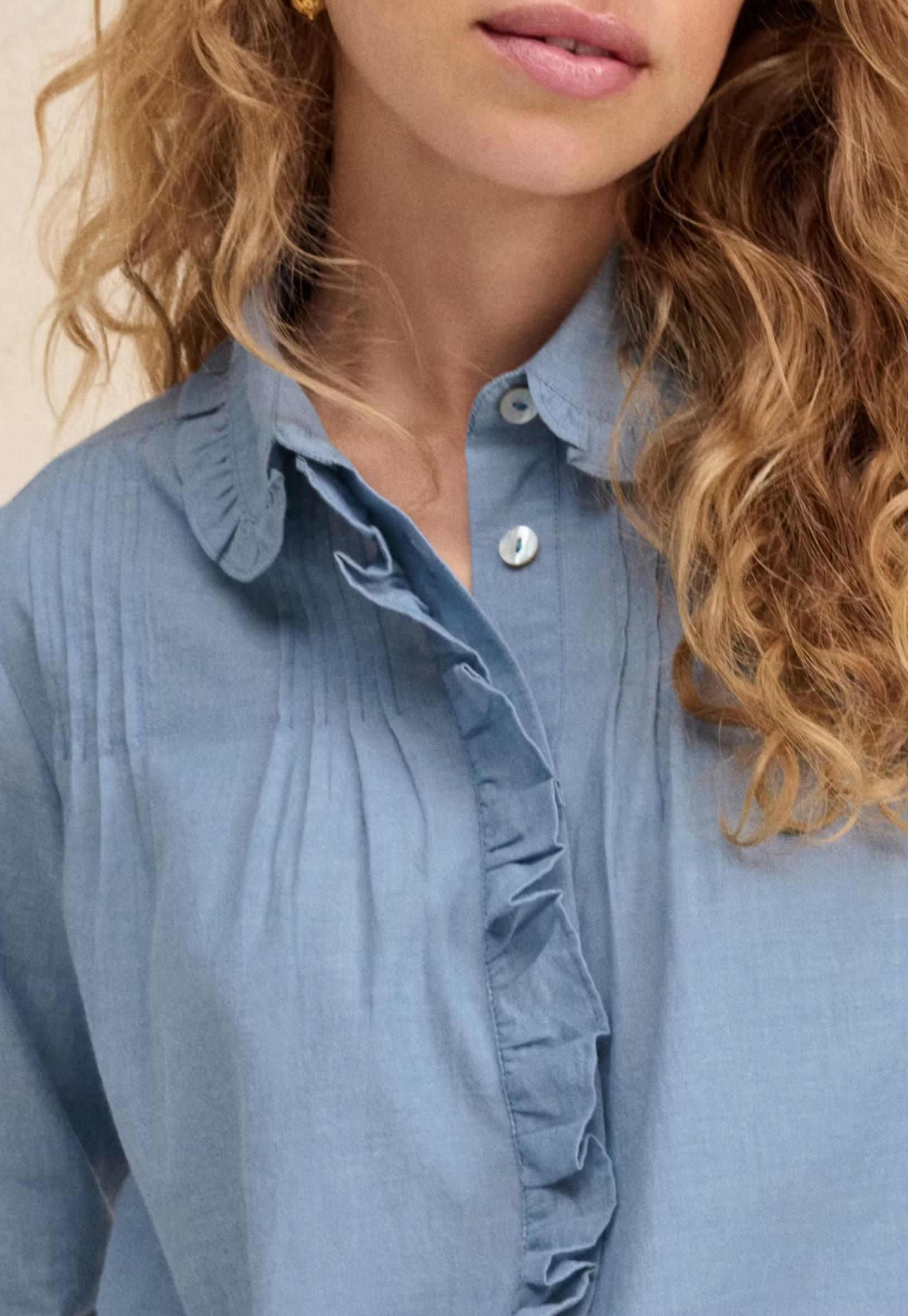 Pleated chambray blouse
Fine cotton