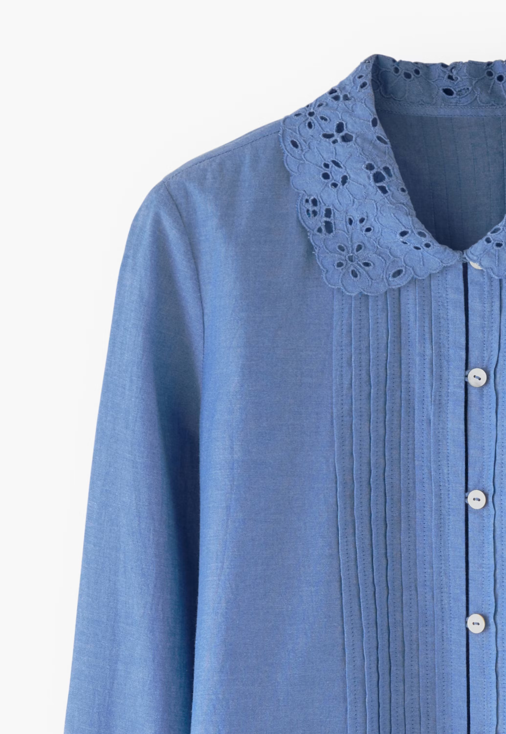 Chambray pleated blouse
Fine cotton