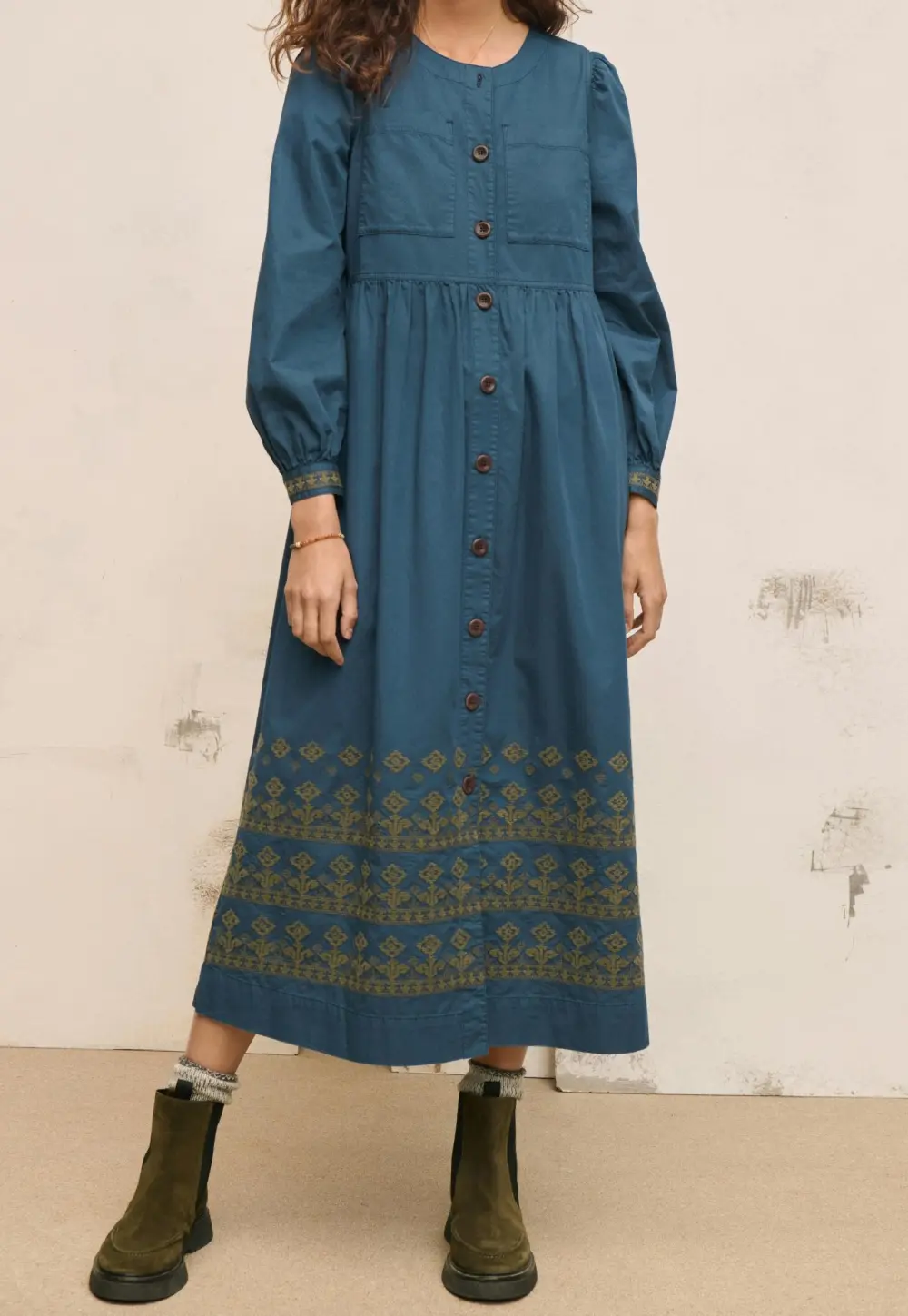 Embroidered dress
Cotton twill