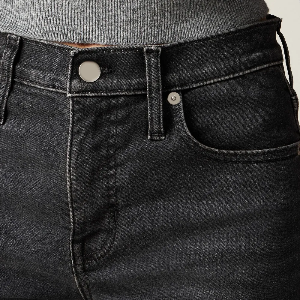 Mid-rise cropped kickout jean super-stretch