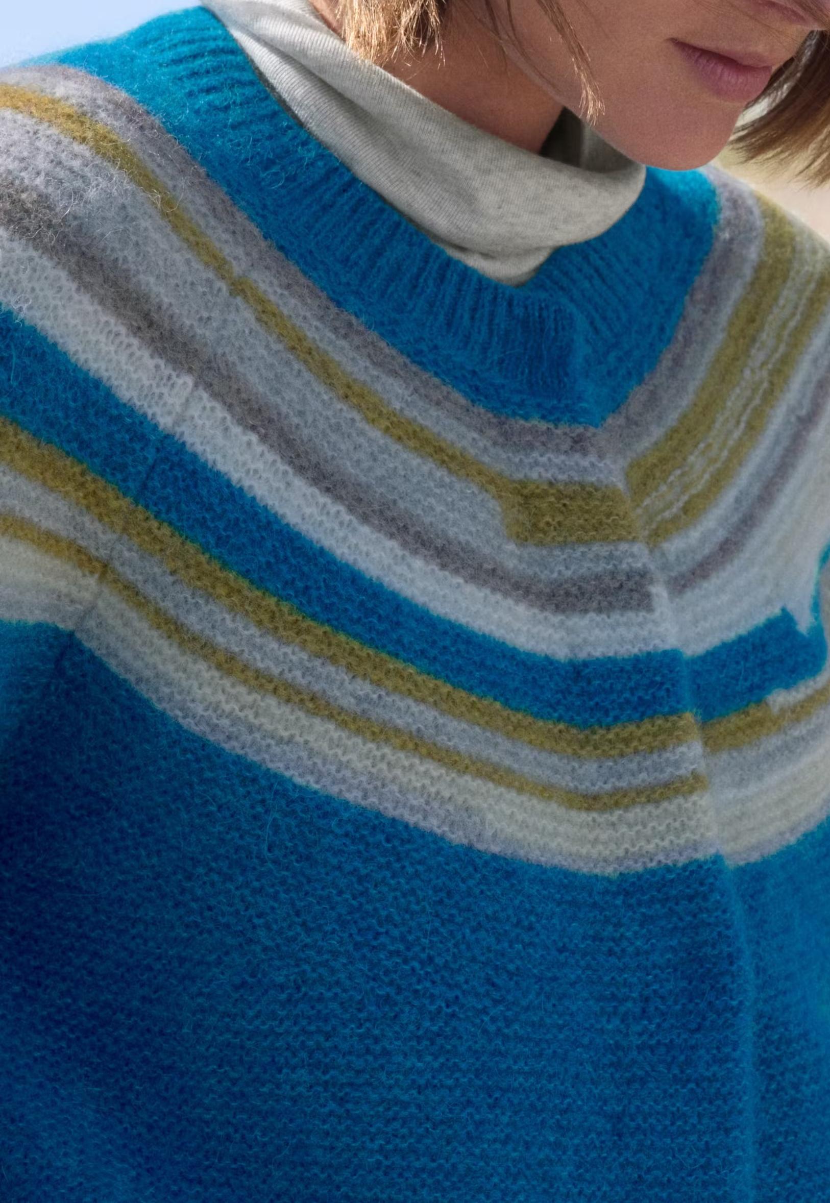 Yoke-detail cardigan
Alpaca & merino wool blend