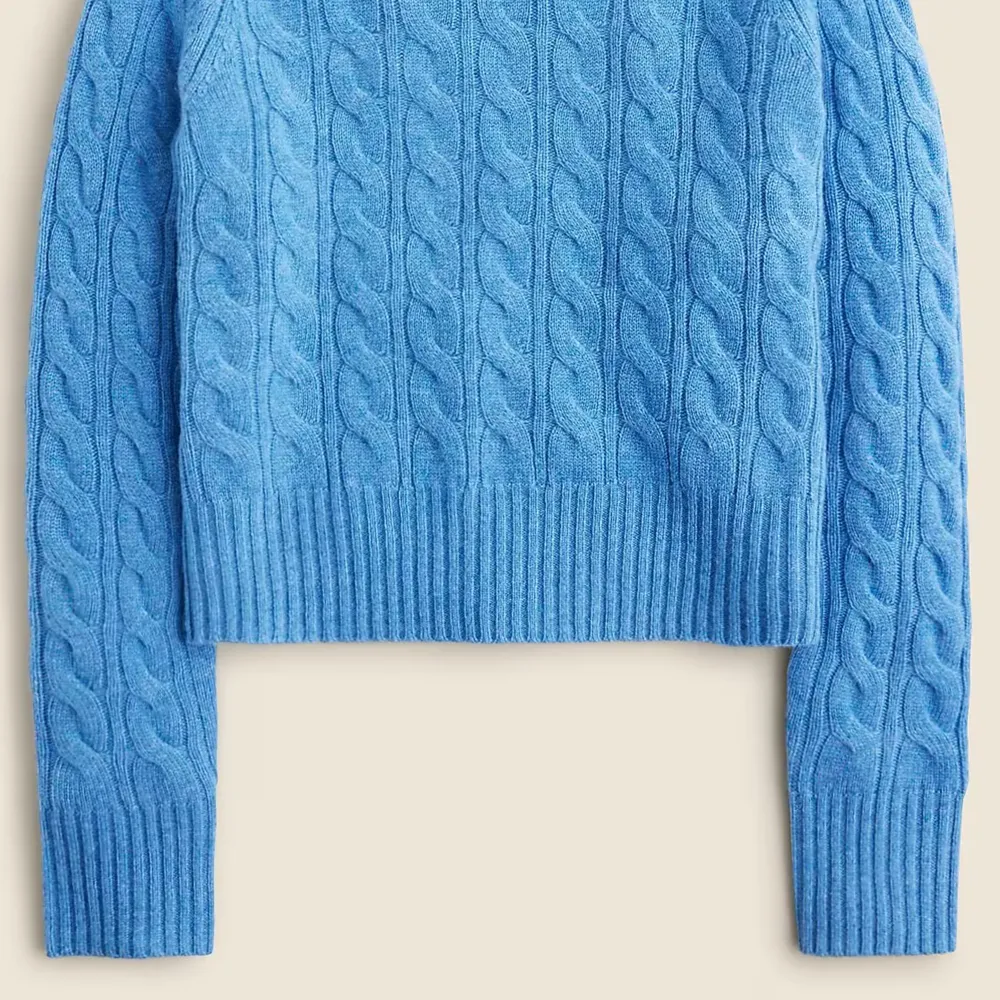 Cashmere shrunken cable-knit crewneck sweater