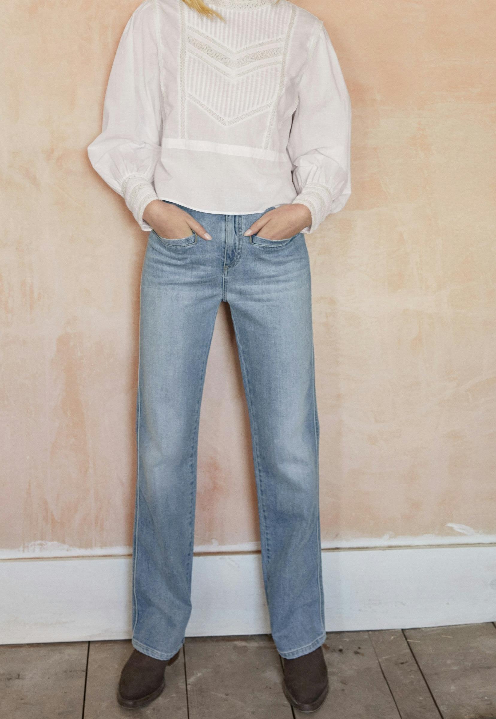 Straight-leg jeans
Stretch cotton