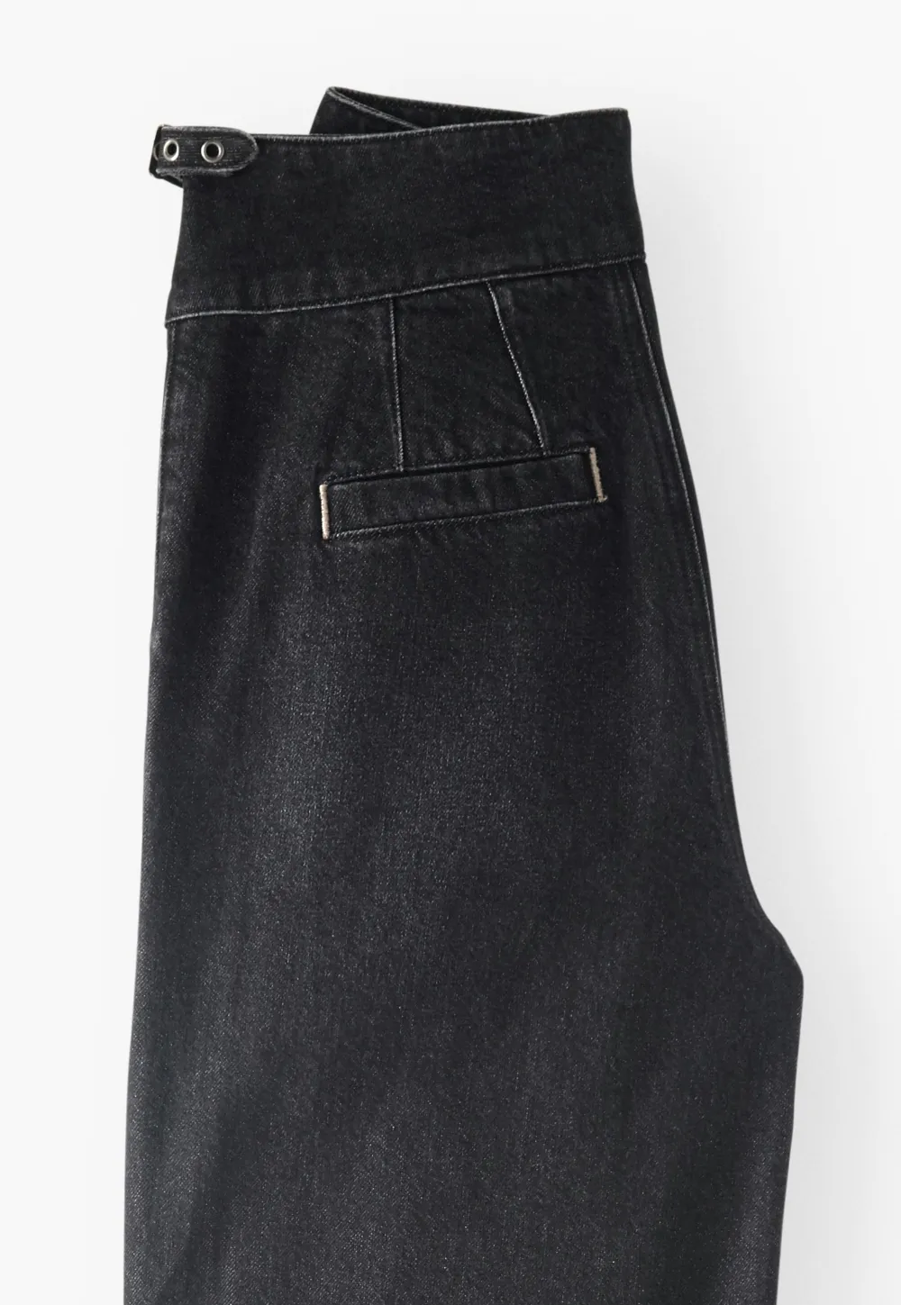 Wide-leg jeans
Recycled cotton