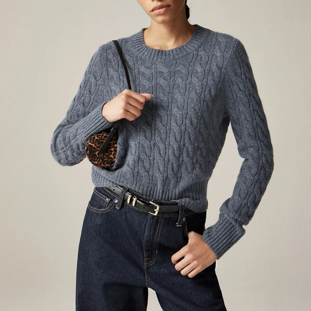 Cashmere shrunken cable-knit crewneck sweater