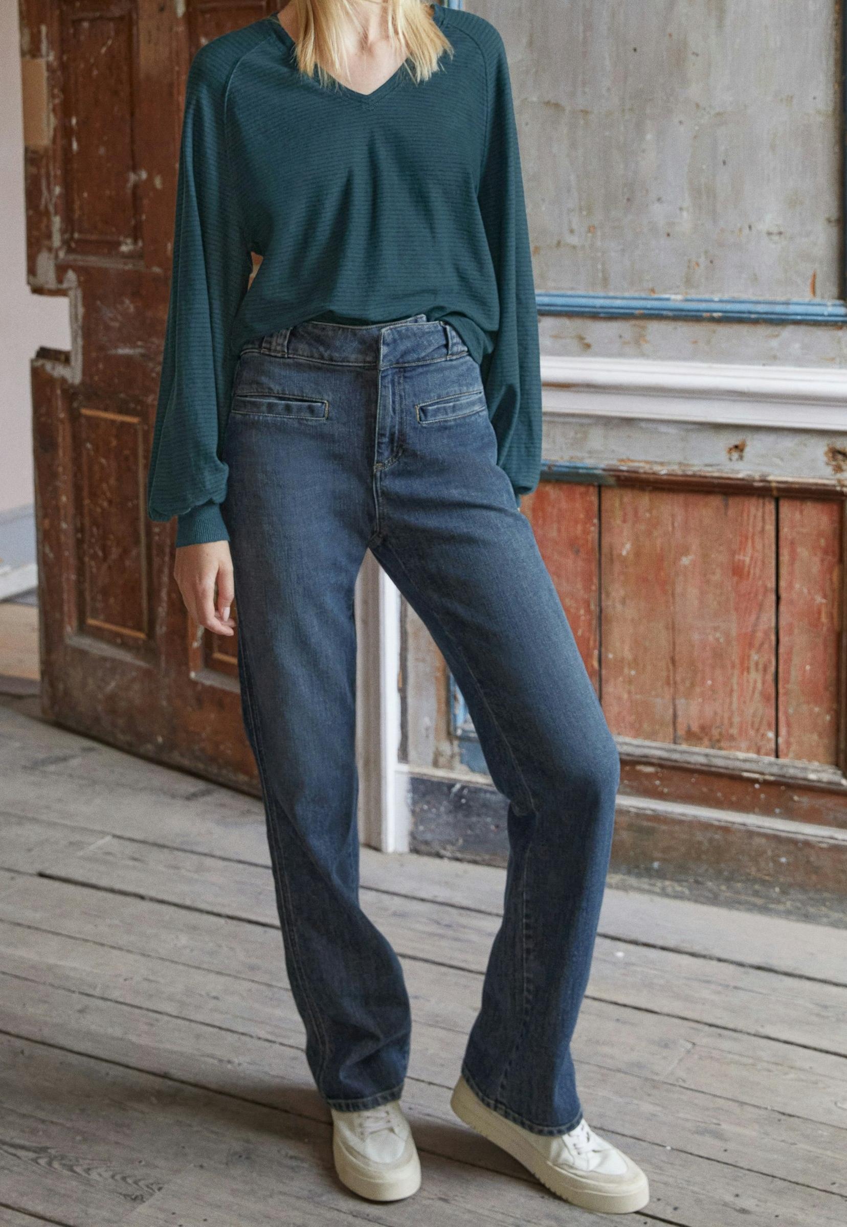 Straight-leg jeans
Stretch cotton