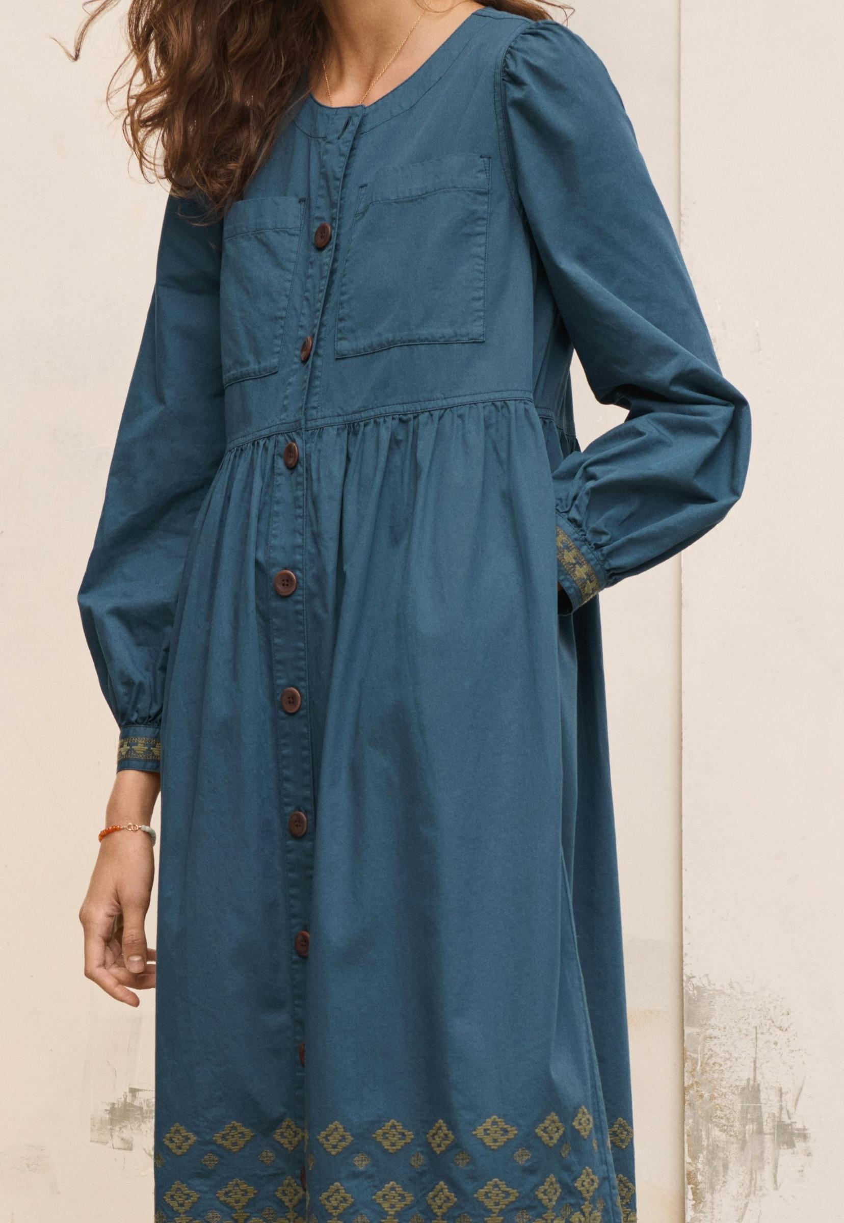 Embroidered dress
Cotton twill