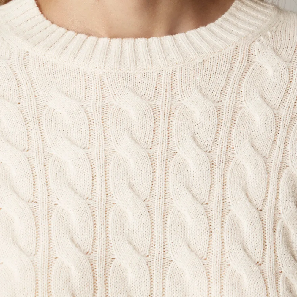 Cashmere shrunken cable-knit crewneck sweater