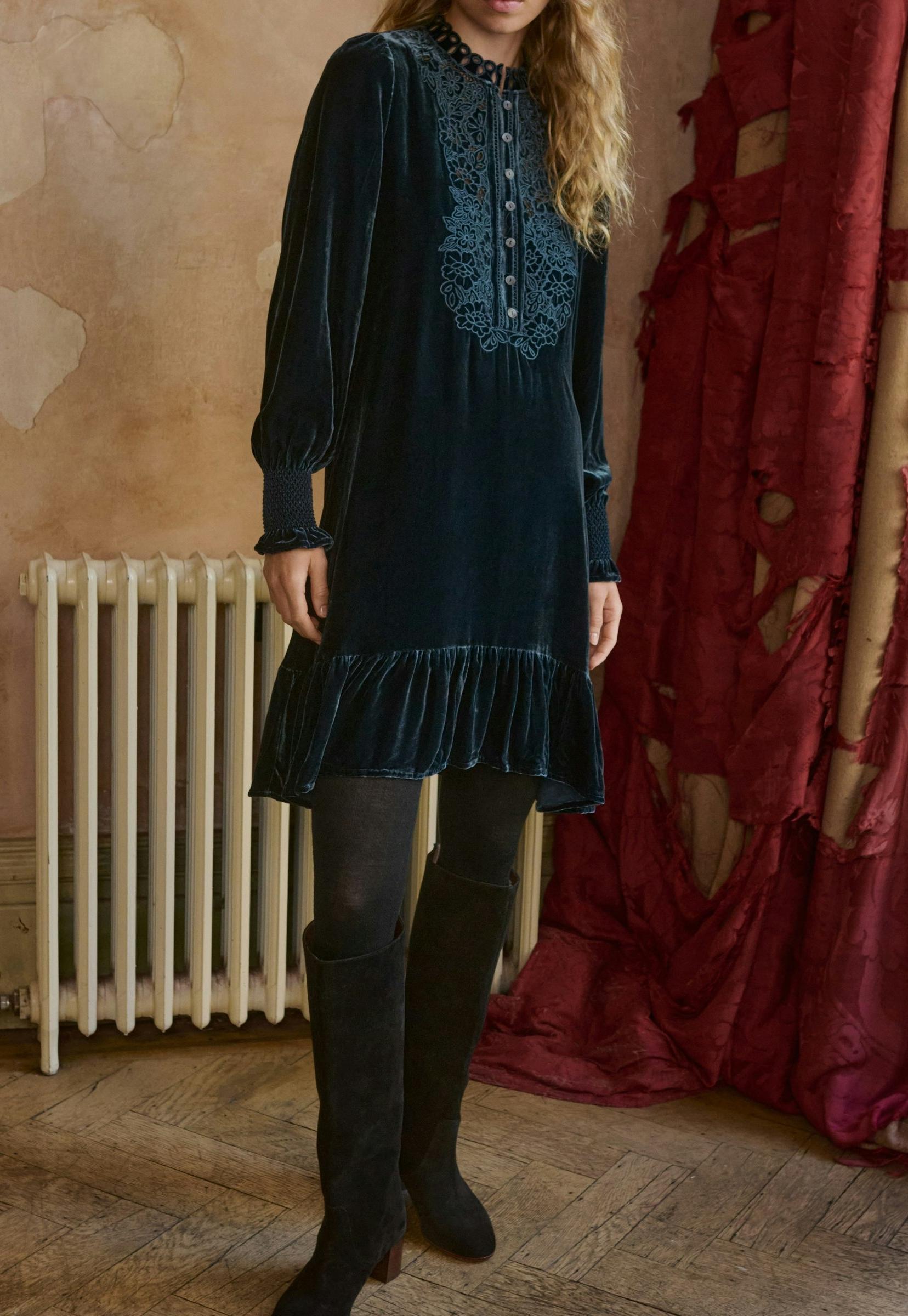 Broderie cutwork dress
Silk & viscose velvet