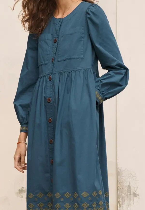 Embroidered dress
Cotton twill