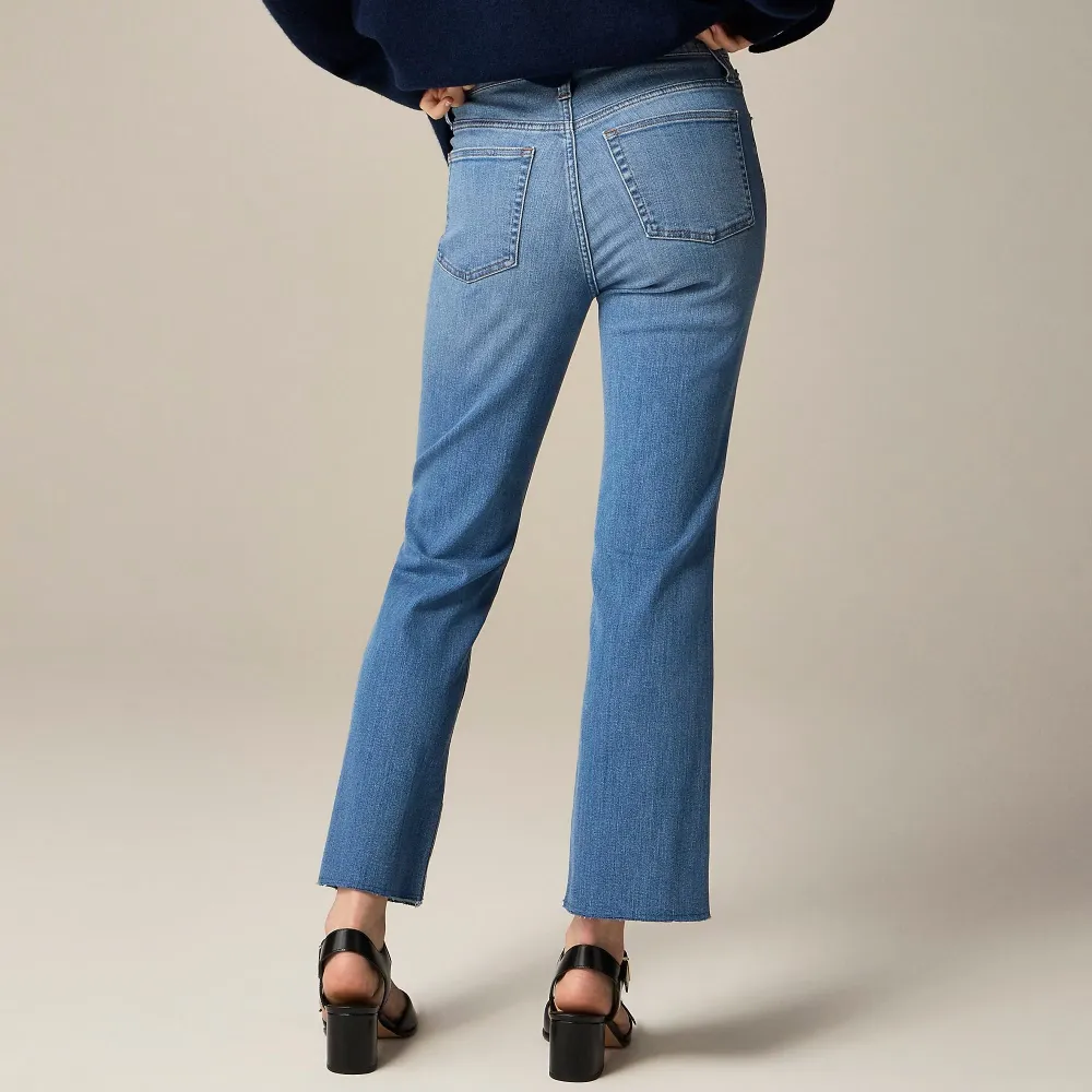 Mid-rise cropped kickout jean super-stretch