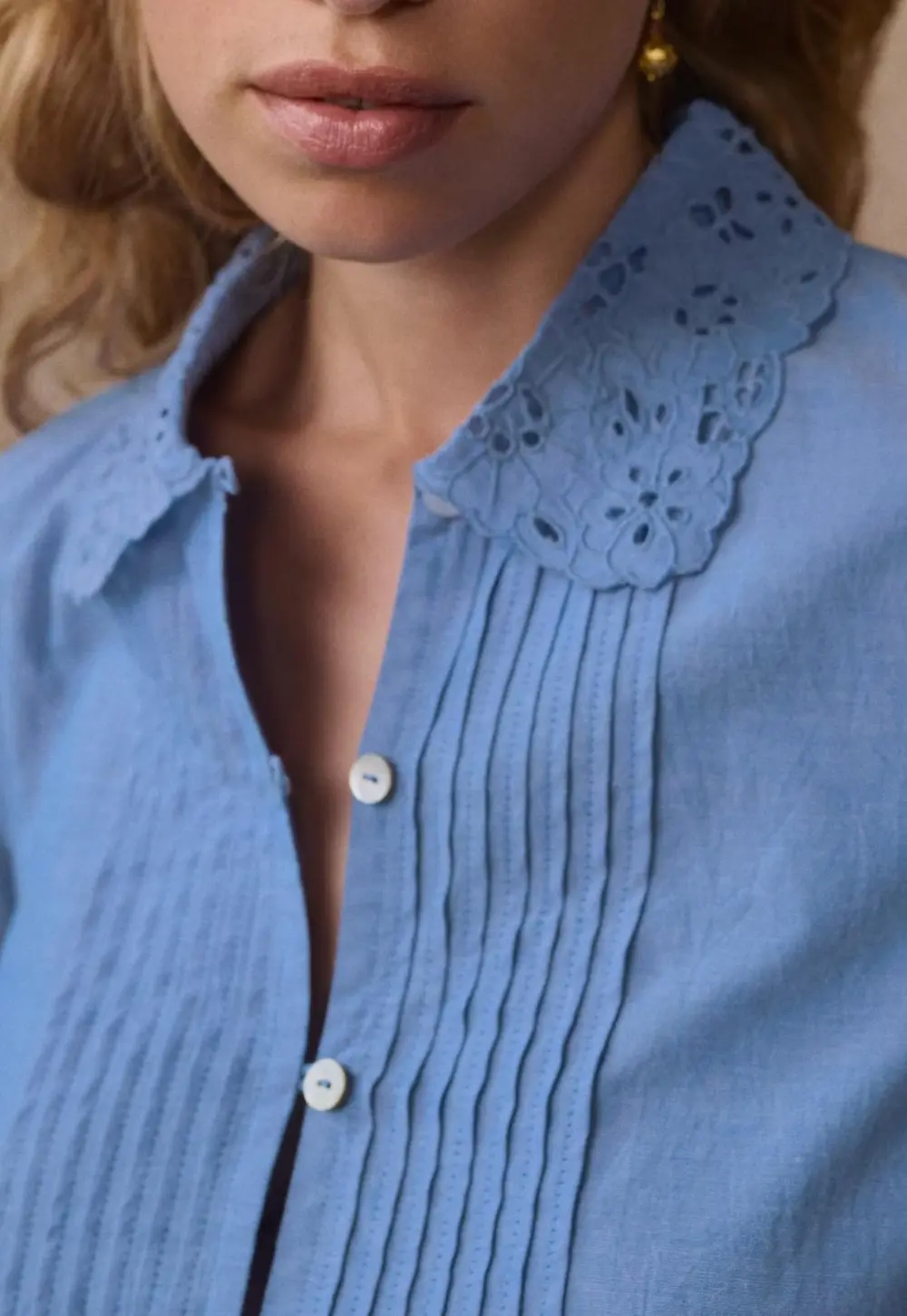 Chambray pleated blouse
Fine cotton