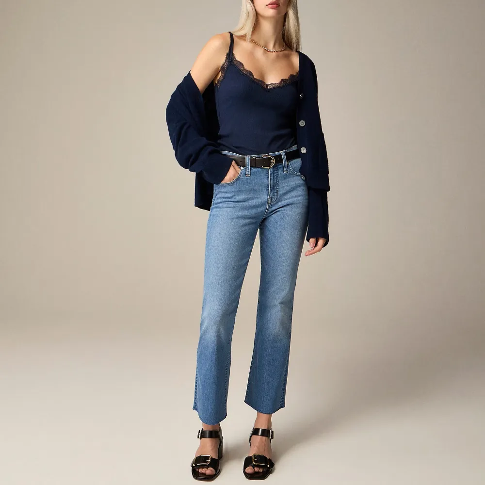 Mid-rise cropped kickout jean super-stretch